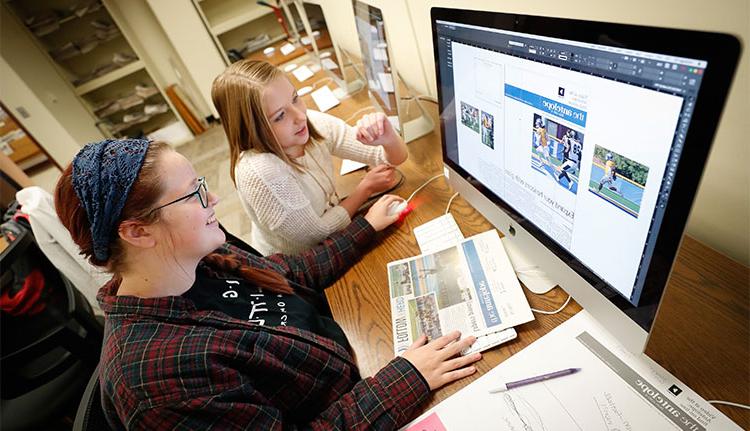 波胆平台 Communication students editing the Antelope student newspaper